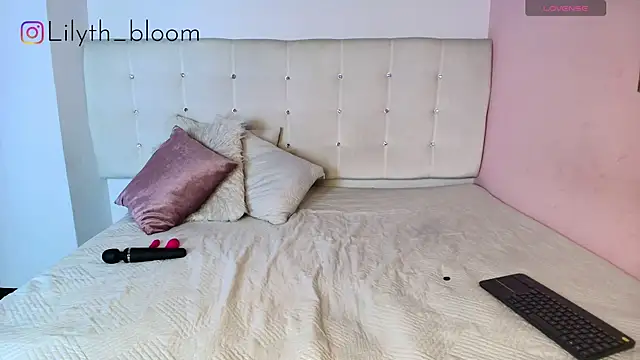 lilyth bloom online show from May 13, 2026, 12:45 pm