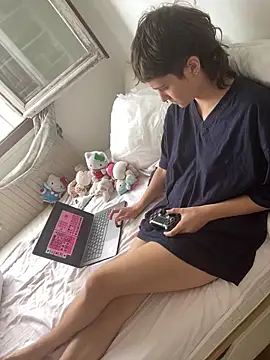 NIQUE TARAXX online show from September 11, 2025, 3:23 pm