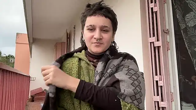 NIQUE TARAXX online show from September 30, 2025, 11:16 am