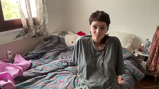 NIQUE TARAXX online show from October 14, 2025, 3:01 pm