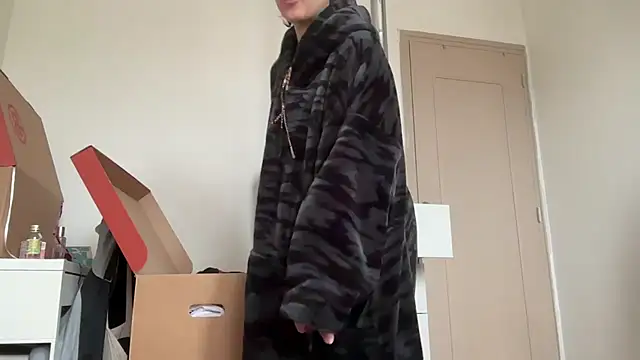 NIQUE TARAXX online show from September 24, 2025, 12:00 pm