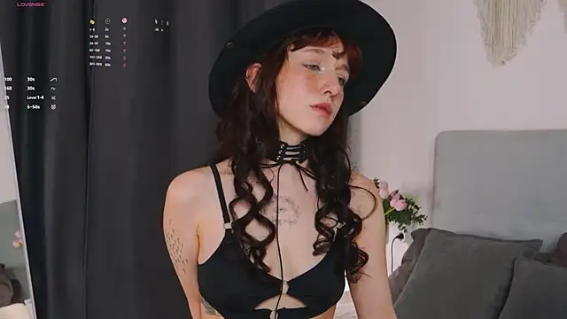 LeelooYolo online show from April 14, 2026, 4:01 pm