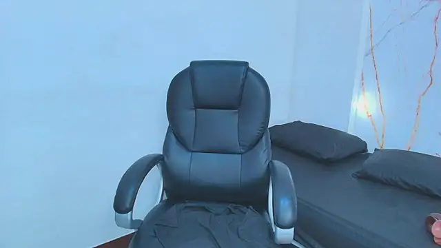 Snapshot of Karla_hilton1 chatting on November 20, 2025, 11:44 am Karla hilton1 online show from November 20, 2025, 11:44 am