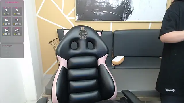 olivia russo  online show from November 19, 2025, 8:09 pm