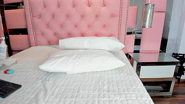 LiliCarterm online show from November 8, 2025, 11:30 pm