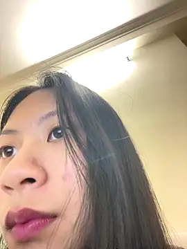 Snapshot of Lil-Gi chatting on November 17, 2025, 4:00 pm Lil-Gi online show from November 17, 2025, 4:00 pm