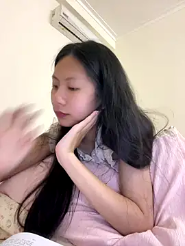 Snapshot of Lil-Gi chatting on November 11, 2025, 4:02 pm Lil-Gi online show from November 11, 2025, 4:02 pm