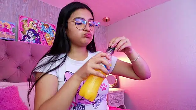 Snapshot of laurenelove chatting on February 22, 2026, 4:15 am laurenelove online show from February 22, 2026, 4:15 am