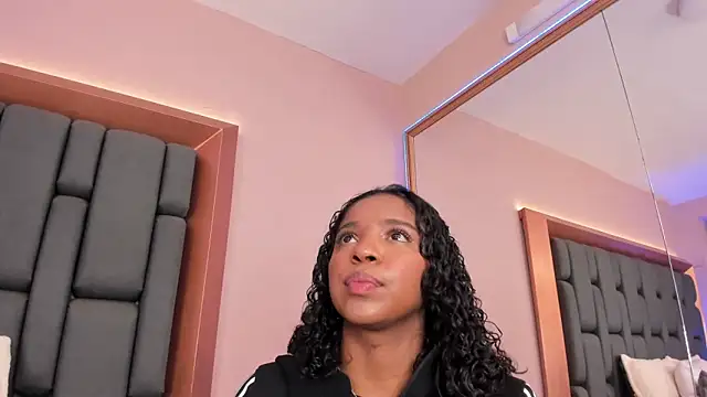 Snapshot of LisaMendez chatting on September 13, 2025, 2:22 am LisaMendez online show from September 13, 2025, 2:22 am