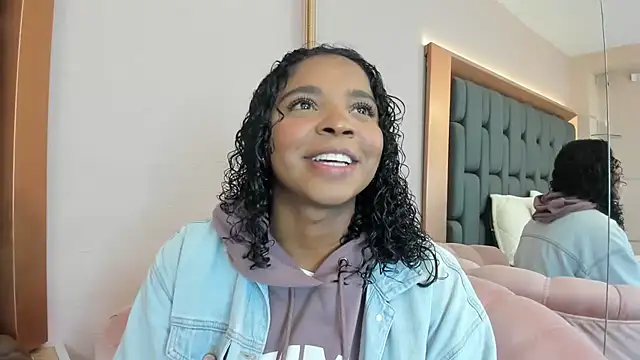 Snapshot of LisaMendez chatting on September 19, 2025, 3:43 am LisaMendez online show from September 19, 2025, 3:43 am