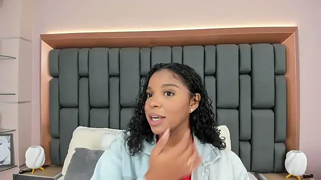 Snapshot of LisaMendez chatting on October 30, 2025, 4:00 am LisaMendez online show from October 30, 2025, 4:00 am