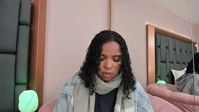 Snapshot of LisaMendez chatting on October 14, 2025, 3:40 am LisaMendez online show from October 14, 2025, 3:40 am