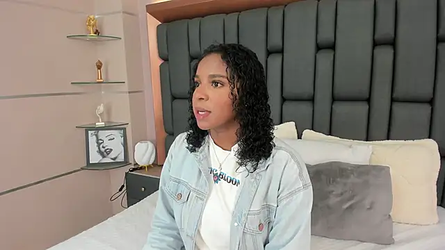 Snapshot of LisaMendez chatting on October 23, 2025, 4:11 am LisaMendez online show from October 23, 2025, 4:11 am