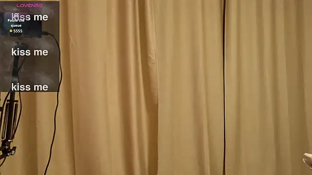 Snapshot of Alison_kisss chatting on October 30, 2025, 9:29 am Alison kisss online show from October 30, 2025, 9:29 am