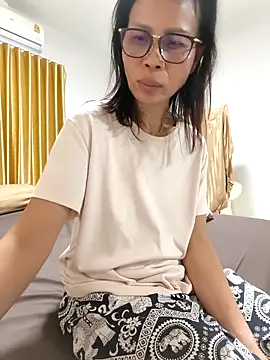 Snapshot of Mama_Eva_1 chatting on December 23, 2025, 12:33 am Mama Eva 1 online show from December 23, 2025, 12:33 am