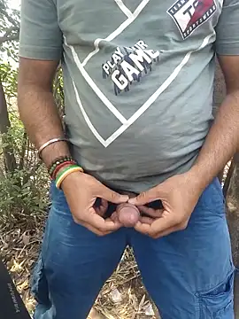 Snapshot of Aeroxx chatting on April 1, 2026, 4:36 am Aeroxx online show from April 1, 2026, 4:36 am