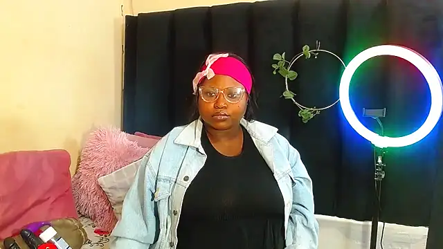 AmazingDarkDoll online show from October 18, 2025, 6:10 pm