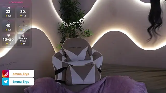 Snapshot of Emma_and_Issac chatting on November 24, 2025, 4:45 am Emma and Issac online show from November 24, 2025, 4:45 am