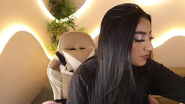 Snapshot of Emma_and_Issac chatting on October 23, 2025, 5:17 am Emma and Issac online show from October 23, 2025, 5:17 am