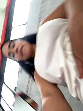 Snapshot of laure_torres chatting on November 4, 2025, 7:06 pm laure torres online show from November 4, 2025, 7:06 pm