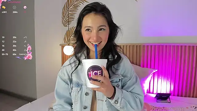 Snapshot of Valleriie_ chatting on November 23, 2025, 1:59 am Valleriie online show from November 23, 2025, 1:59 am