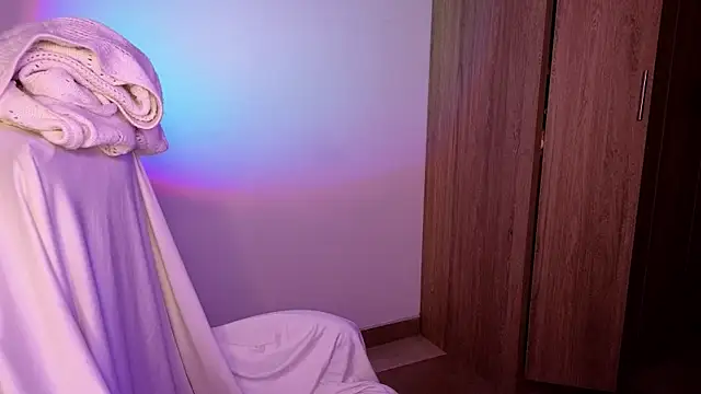 Snapshot of immisssilver chatting on September 10, 2025, 2:43 am immisssilver online show from September 10, 2025, 2:43 am