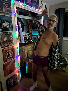 Snapshot of FoxnMouse chatting on December 18, 2025, 10:13 pm FoxnMouse online show from December 18, 2025, 10:13 pm