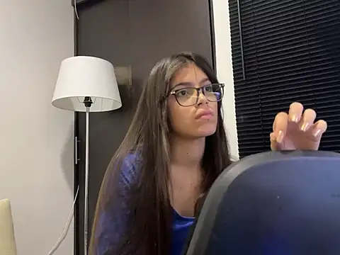 Snapshot of day_of_girls chatting on October 27, 2025, 1:06 am day of girls online show from October 27, 2025, 1:06 am