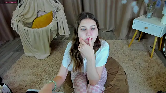 Snapshot of Elle_Ellise chatting on October 28, 2025, 7:29 am Elle Ellise online show from October 28, 2025, 7:29 am