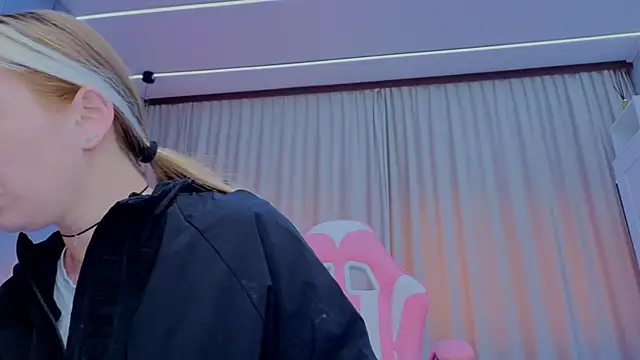 Snapshot of Reina_Cummings chatting on November 16, 2025, 7:02 am Reina Cummings online show from November 16, 2025, 7:02 am