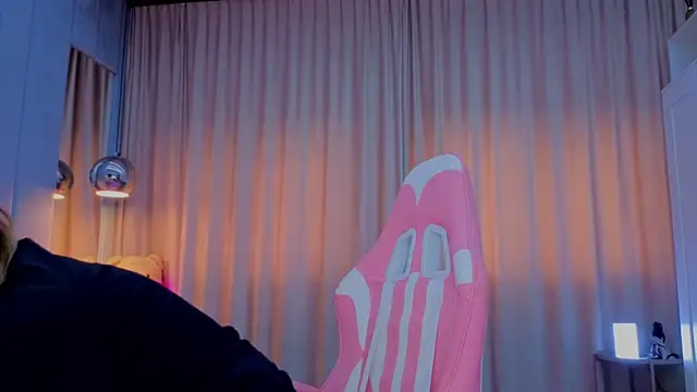 Snapshot of Reina_Cummings chatting on November 12, 2025, 7:01 am Reina Cummings online show from November 12, 2025, 7:01 am