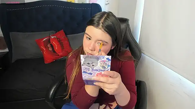 LucyPetit online show from November 26, 2025, 2:06 pm