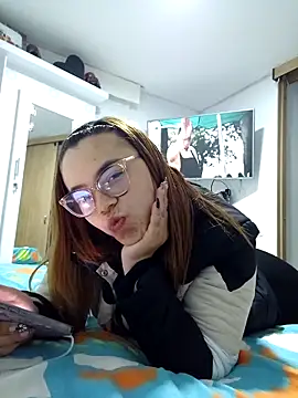 Snapshot of AlissonPeach01 chatting on October 22, 2025, 4:23 am AlissonPeach01 online show from October 22, 2025, 4:23 am