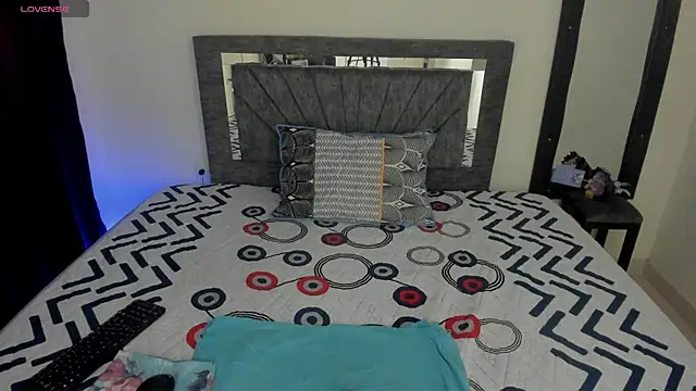 Laurasofia01 online show from June 4, 2026, 3:17 pm