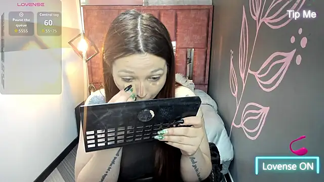 Isa Thompson   online show from October 5, 2025, 12:29 pm