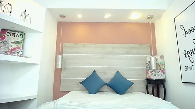 Snapshot of AlexandraCambell chatting on November 8, 2025, 9:57 am AlexandraCambell online show from November 8, 2025, 9:57 am