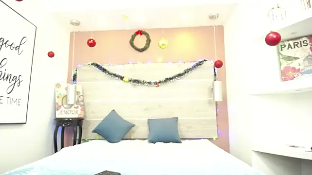 Snapshot of AlexandraCambell chatting on December 14, 2025, 9:04 am AlexandraCambell online show from December 14, 2025, 9:04 am