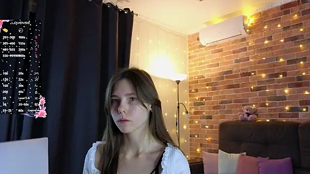 EmiliDen online show from November 4, 2025, 5:06 pm