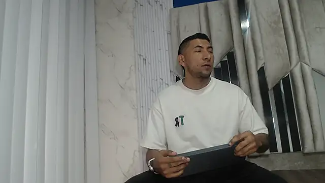 Snapshot of Morganandmegan chatting on November 27, 2025, 11:10 am Morganandmegan online show from November 27, 2025, 11:10 am