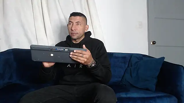 Snapshot of Morganandmegan chatting on October 28, 2025, 11:20 am Morganandmegan online show from October 28, 2025, 11:20 am