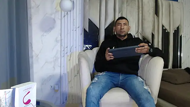 Snapshot of Morganandmegan chatting on November 4, 2025, 11:25 am Morganandmegan online show from November 4, 2025, 11:25 am