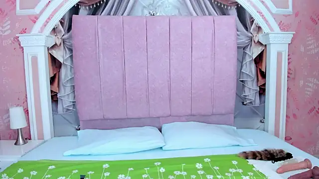 mishell lovely online show from November 12, 2025, 1:26 pm