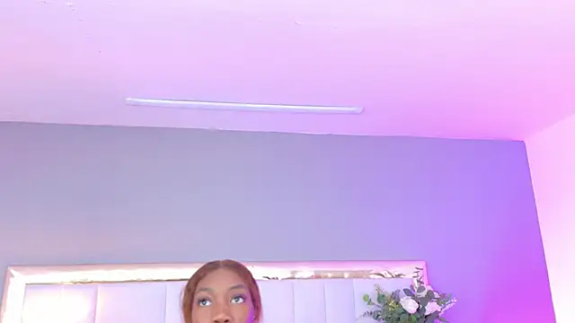 Snapshot of MadeleineHocker chatting on November 19, 2025, 12:27 pm MadeleineHocker online show from November 19, 2025, 12:27 pm