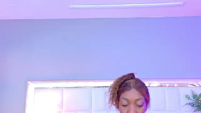 Snapshot of MadeleineHocker chatting on November 21, 2025, 12:04 pm MadeleineHocker online show from November 21, 2025, 12:04 pm