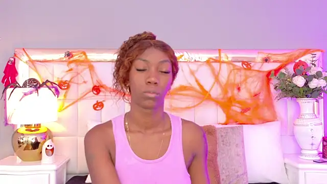 Snapshot of MadeleineHocker chatting on October 28, 2025, 12:15 pm MadeleineHocker online show from October 28, 2025, 12:15 pm