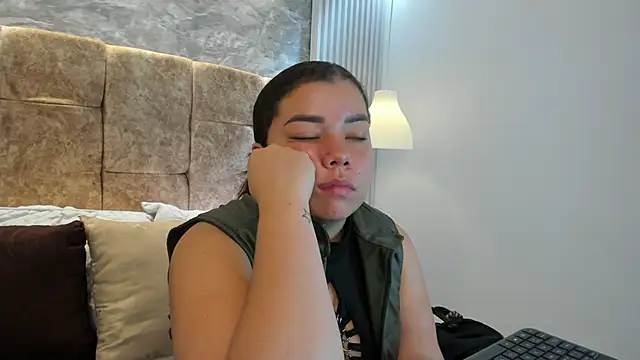 leilapons online show from October 25, 2025, 6:52 pm