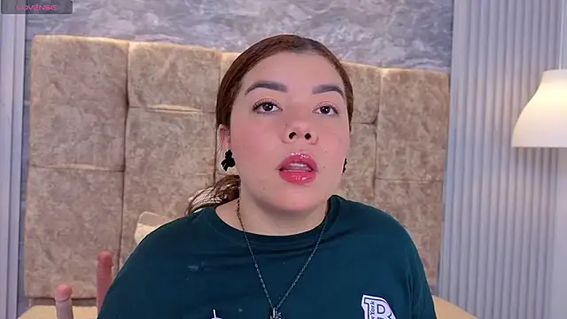 Snapshot of leilapons chatting on February 7, 2026, 5:32 pm leilapons online show from February 7, 2026, 5:32 pm