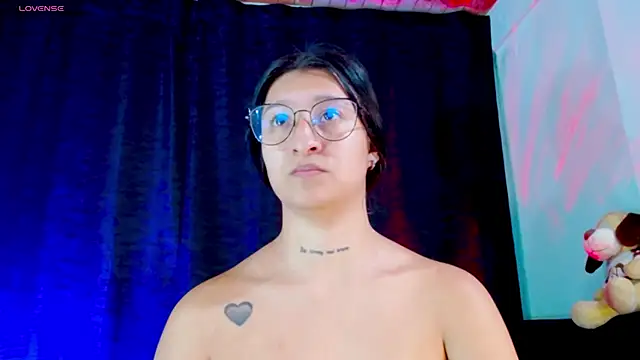 Snapshot of EVAH_LEE_ chatting on November 3, 2025, 4:07 am EVAH LEE online show from November 3, 2025, 4:07 am