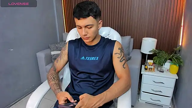 Leo santoro online show from November 22, 2025, 2:49 pm