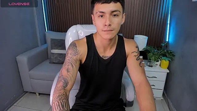 Leo santoro online show from November 28, 2025, 1:44 pm